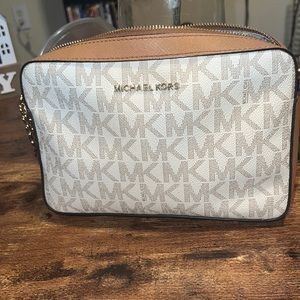 Micheal Kors shoulder purse